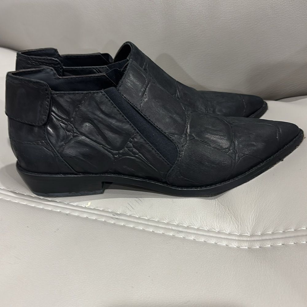 L.A.M.B. Gwen Stefani Memento Black Textured Bootie Croc Embossed sz 6 - Picture 2 of 6